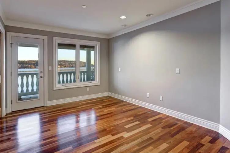 踢脚线搭配门还是地板,踢脚线跟门走还是跟地板走?